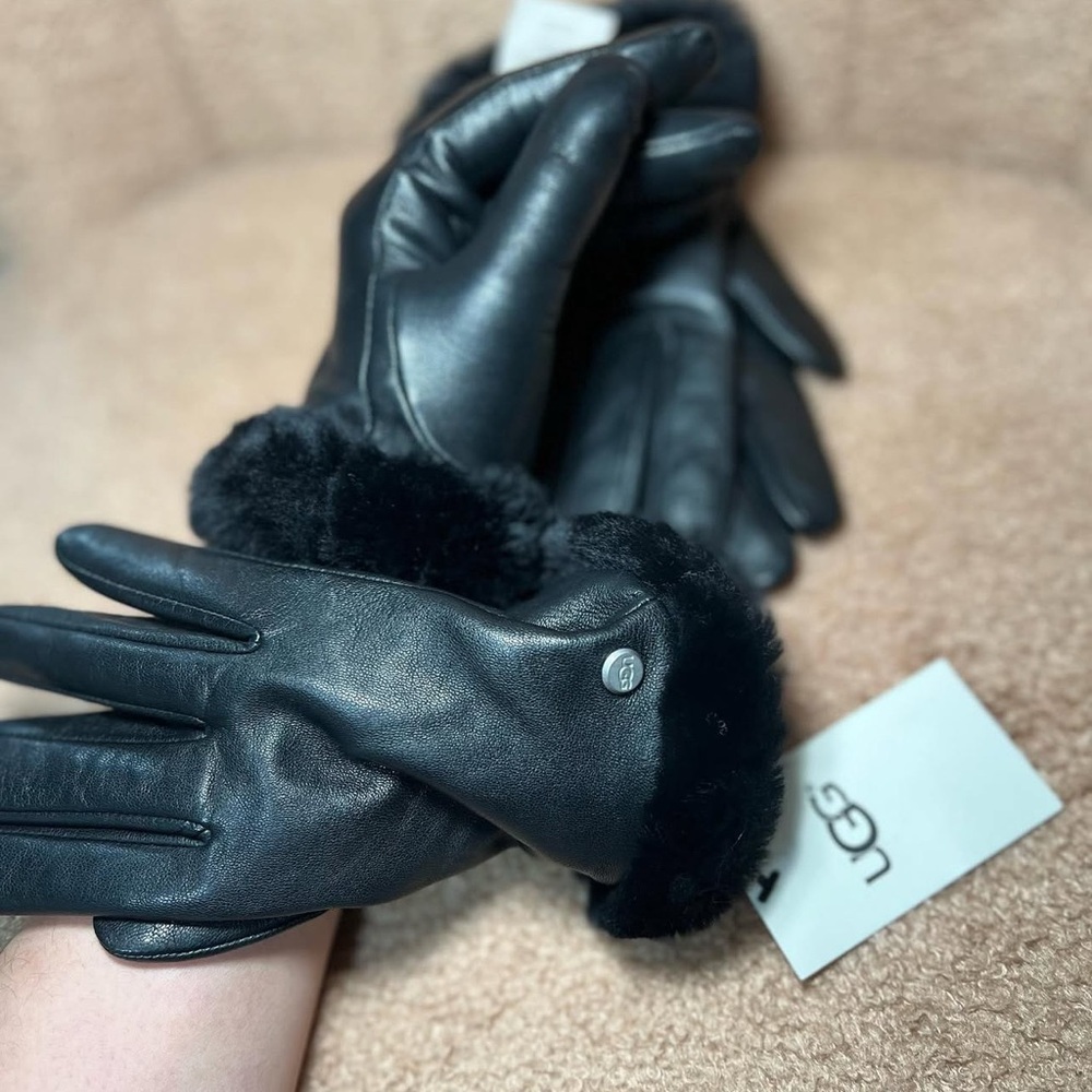 NWT UGG Black short Leather Gloves with Fur Cuff - Picture 3 of 7